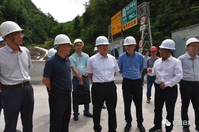 郭大进到绥江调研昭乐高速公路绥江连接线等建设工作时强调：统一思想 实事求是 集中精力完善工程扫尾工作