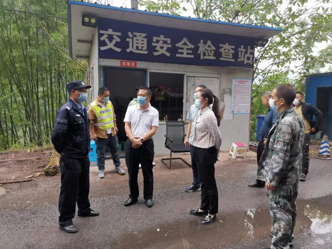 成仁到盐津县三乡镇督导疫情防控工作