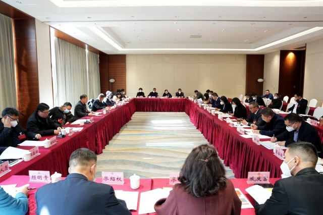 出席政协昭通市第五届委员会第二次会议的委员参加分组讨论审议