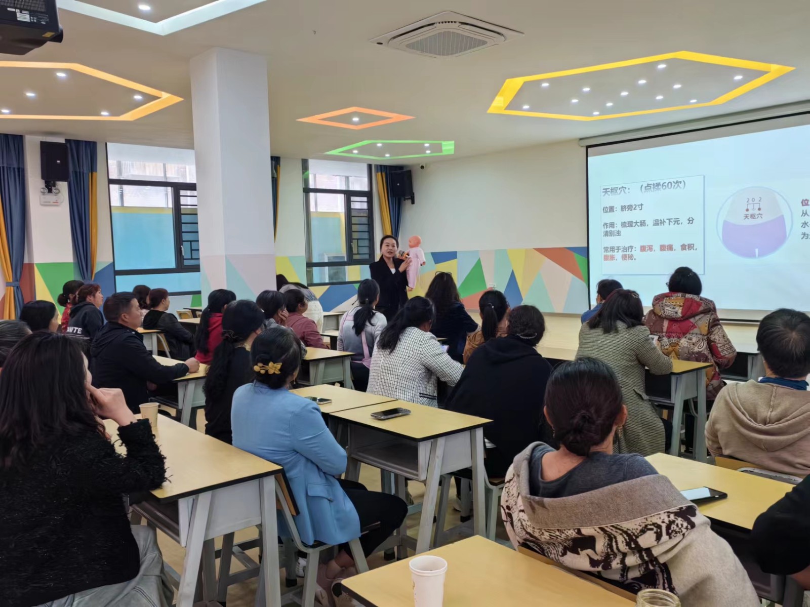 昭阳区政协开展“政协委员走基层 提升 妇女就业技能培训”