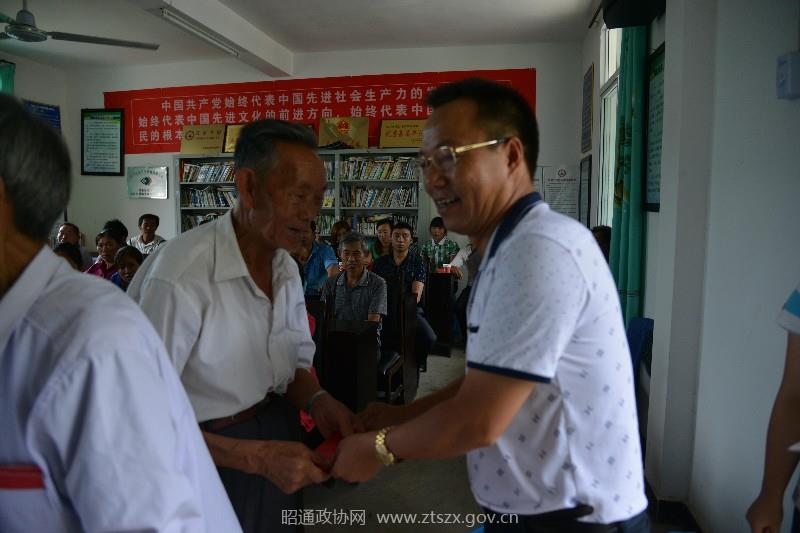 董永鸿慰问老党员 - 复件(网站).JPG
