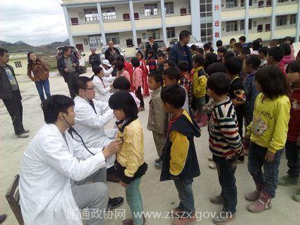 在镇雄县以勒镇中心校开展先心病患者筛查_副本.jpg