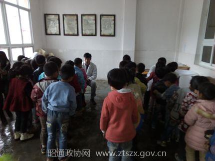 在镇雄县伍德镇中心校开展先心病患者筛查_副本.jpg