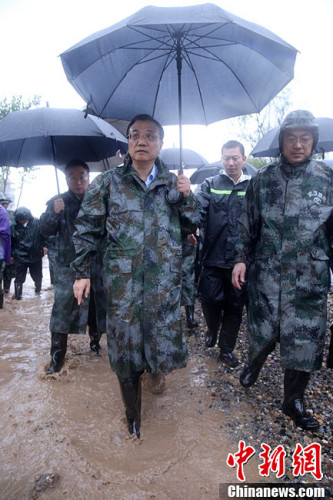 7月5日至6日，中共中央政治局常委、国务院总理李克强连续到安徽阜阳、湖南岳阳、湖北武汉考察长江、淮河流域防汛抗洪和抢险救灾工作。图为7月6日，武汉市区长江干堤有一处出现管涌群，李克强到现场察看，向在场参加抢险的解放军、武警官兵、水务工人等了解情况。<a target='_blank' href='http://www.chinanews.com/'>中新社</a>记者 刘震 摄