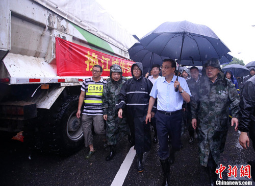 7月5日至6日，中共中央政治局常委、国务院总理李克强连续到安徽阜阳、湖南岳阳、湖北武汉考察长江、淮河流域防汛抗洪和抢险救灾工作。图为7月6日，武汉长江龙王庙段水位已高于城内路面，李克强察看堤坝加固、物料准备等情况。<a target='_blank' href='http://www.chinanews.com/'>中新社</a>记者 刘震 摄
