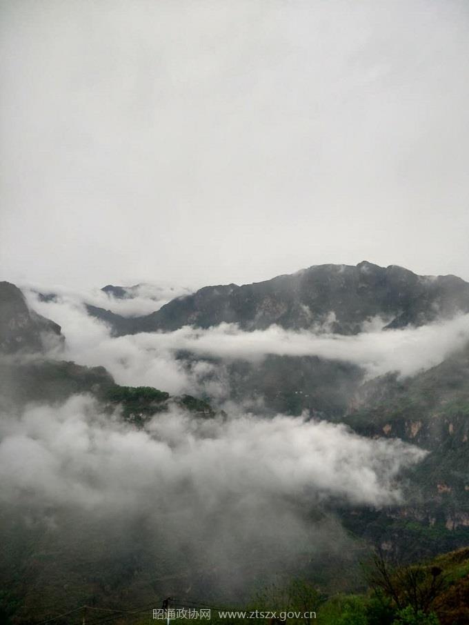C:UsersAdministrator.PC-20160920WOEQDesktop网站发布2017001 梭山大峡谷奇观梭山大峡谷风光图片奇幻的云雾 - 副本.jpg