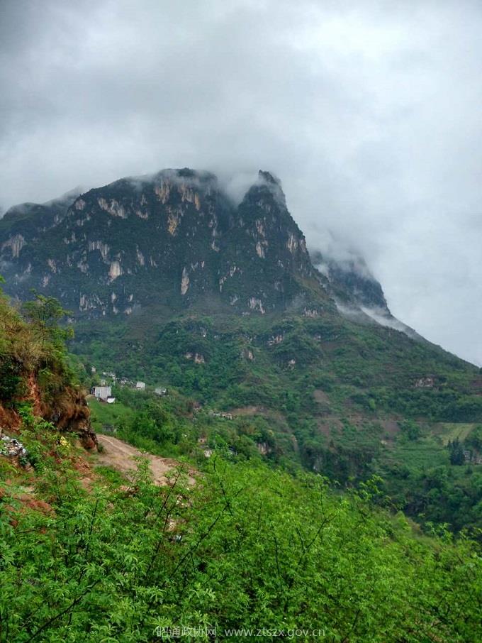 C:UsersAdministrator.PC-20160920WOEQDesktop网站发布2017001 梭山大峡谷奇观梭山大峡谷风光图片雄奇的石峰 - 副本.jpg