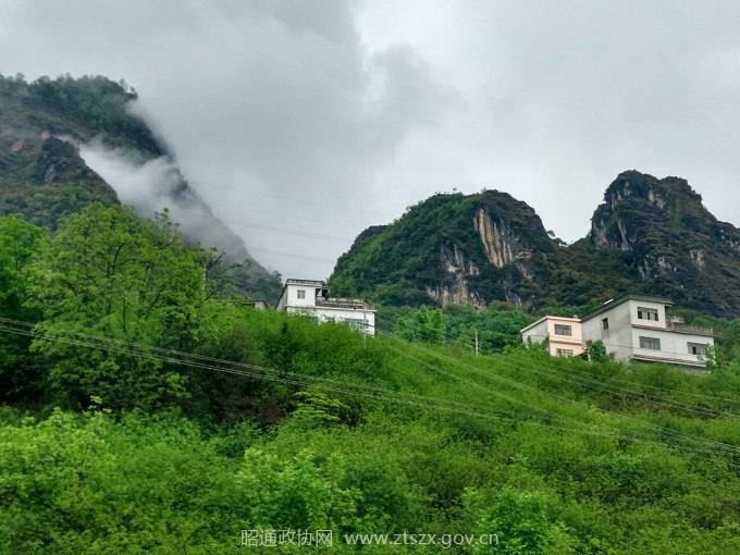 C:UsersAdministrator.PC-20160920WOEQDesktop网站发布2017001 梭山大峡谷奇观梭山大峡谷风光图片奇特的山石、茂盛的花椒林 - 副本.jpg