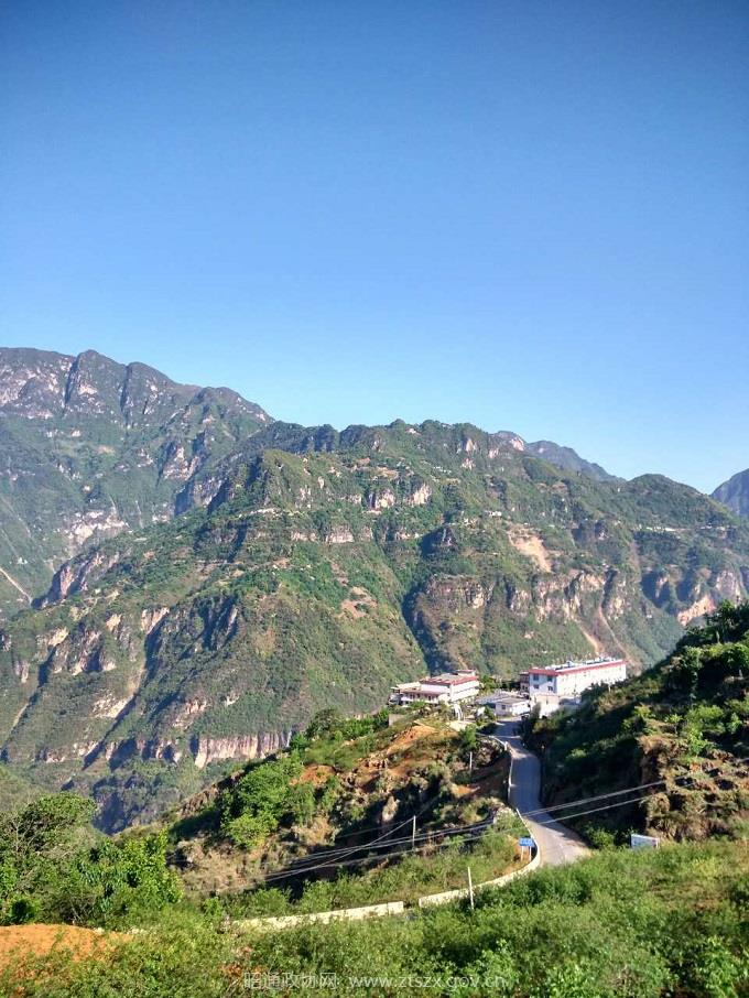 C:UsersAdministrator.PC-20160920WOEQDesktop网站发布2017001 梭山大峡谷奇观梭山大峡谷风光图片阳光洒满了大峡谷 - 副本.jpg