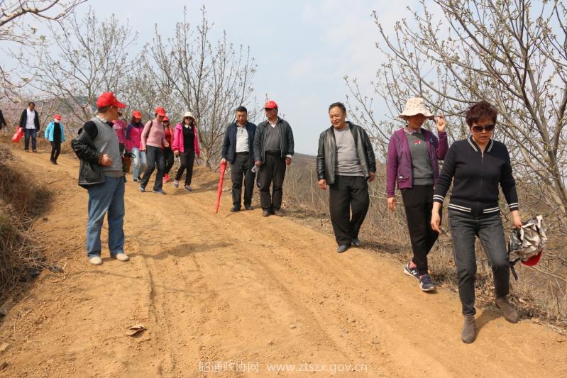 E:网站发布2018年2018.3.23 市政协机关工会与昭阳区政协共同开展志愿者活动(1)1448c75833bc2fdd1b24bb2d6ef21f36 - 副本.jpg