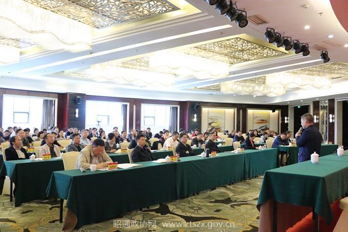E:网站发布2018年2018.5.4 昭通市政协第六次常委会新闻稿全体参会人员认真听讲座 - 副本.JPG