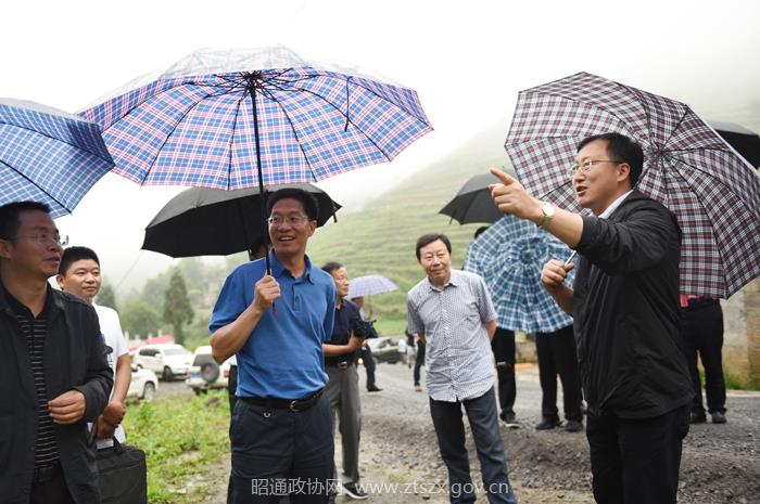 1 在赤水源头考察调研.jpg