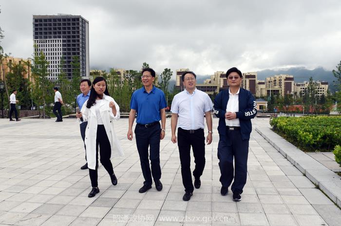 4 在云南师范大学附属镇雄中学调研.jpg